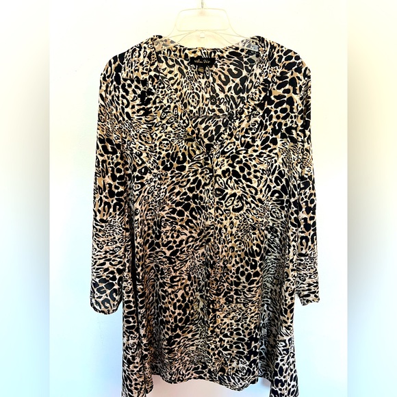 Woman’s Large Leopard top (22” p 2 p) - Picture 1 of 5